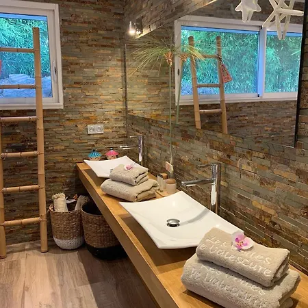 Couette-café Les Voiles De Valescure D'hôtes Et Son Espace Bien Saint-Raphaël